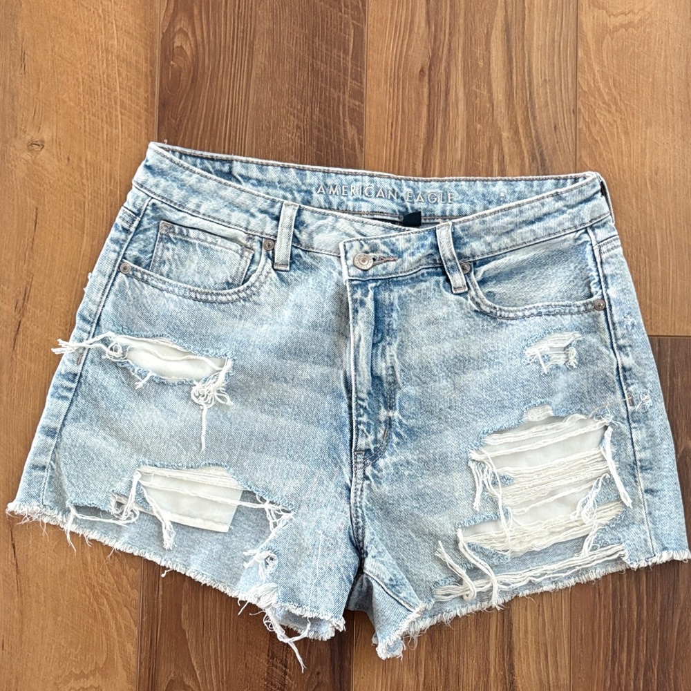 American Eagle Strigid Drnim Mom Jean shorts high rise sz 10